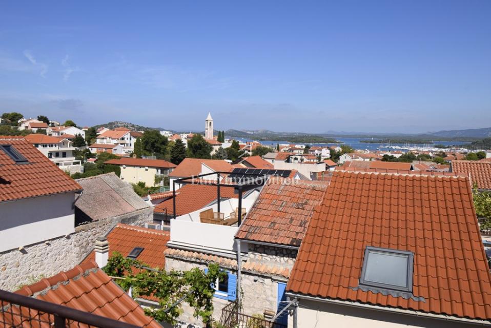 Kamnita Hiša z Razgledom na Morje