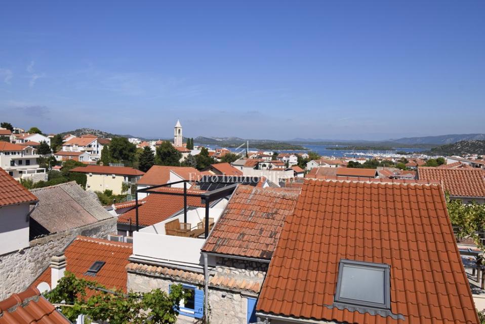 Kamnita Hiša z Razgledom na Morje