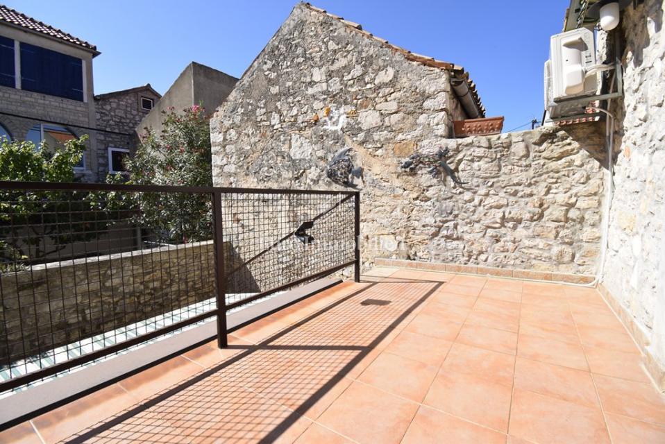 Kamnita Hiša z Razgledom na Morje