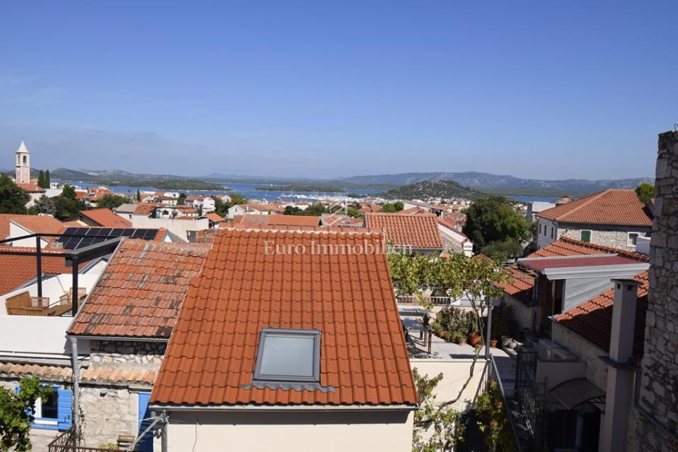 Kamnita Hiša z Razgledom na Morje