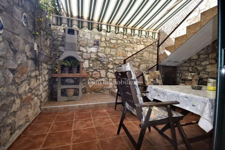 Kamnita Hiša z Razgledom na Morje