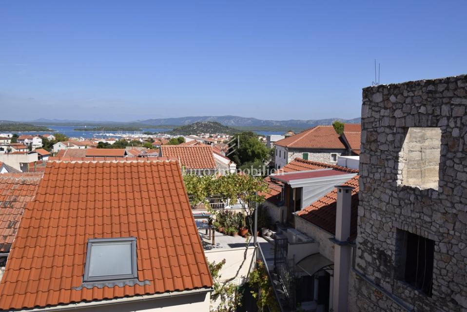 Kamnita Hiša z Razgledom na Morje