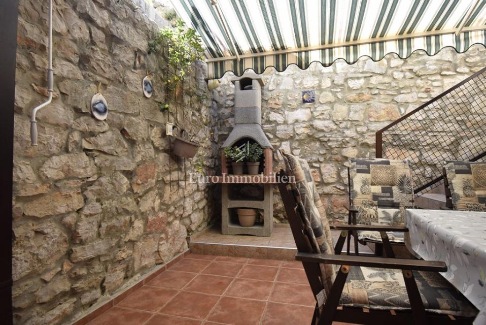 Kamnita Hiša z Razgledom na Morje