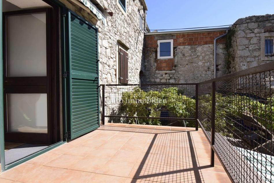 Kamnita Hiša z Razgledom na Morje