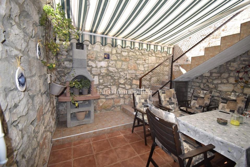 Kamnita Hiša z Razgledom na Morje