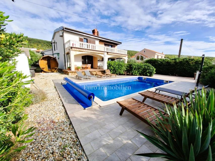 Punat, samostojna hiša z bazenom na dobri lokaciji