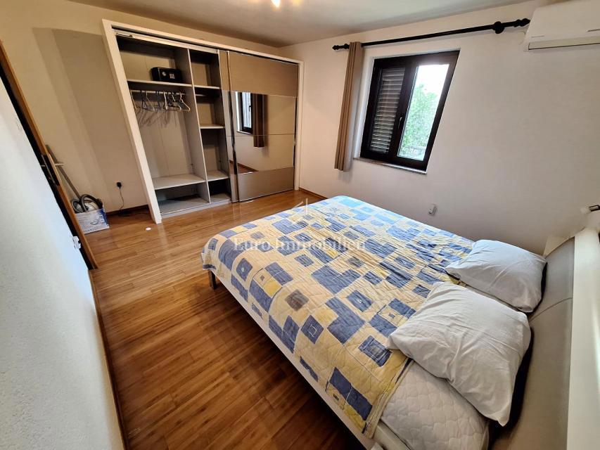 Punat, samostojna hiša z bazenom na dobri lokaciji