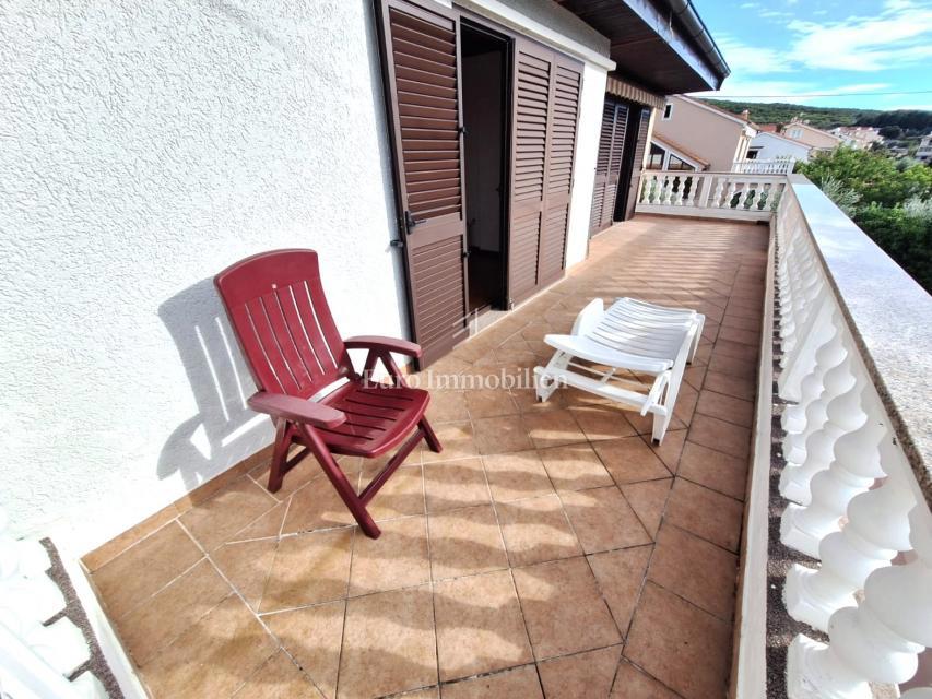 Punat, samostojna hiša z bazenom na dobri lokaciji