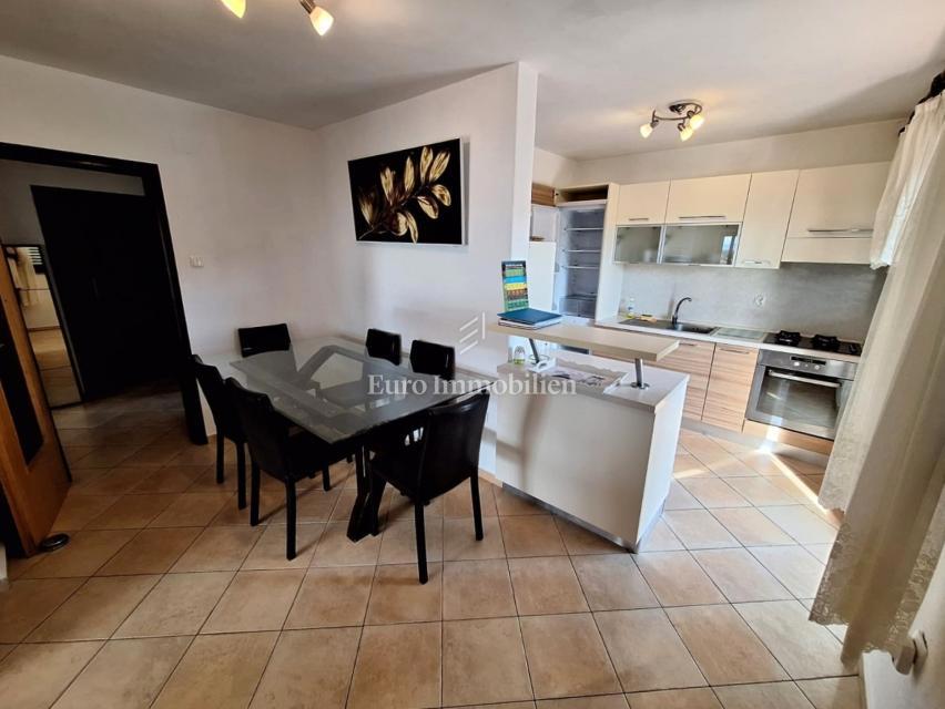 Punat, samostojna hiša z bazenom na dobri lokaciji