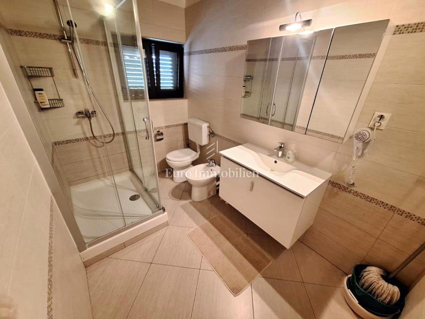 Punat, samostojna hiša z bazenom na dobri lokaciji