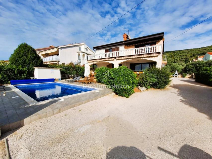 Punat, samostojna hiša z bazenom na dobri lokaciji