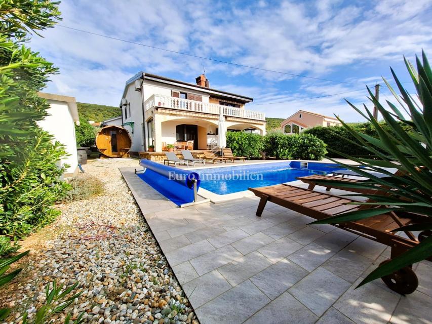 Punat, samostojna hiša z bazenom na dobri lokaciji