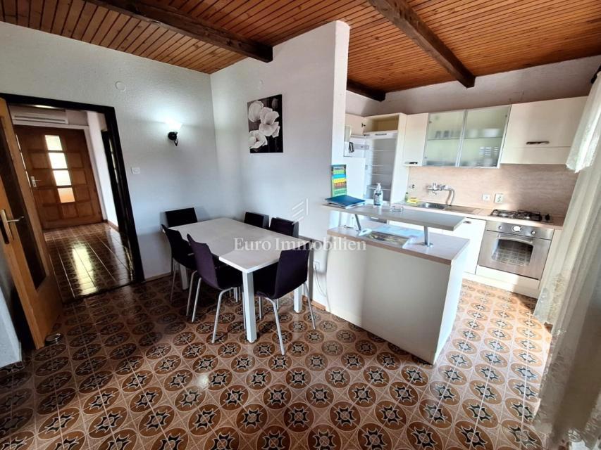 Punat, samostojna hiša z bazenom na dobri lokaciji