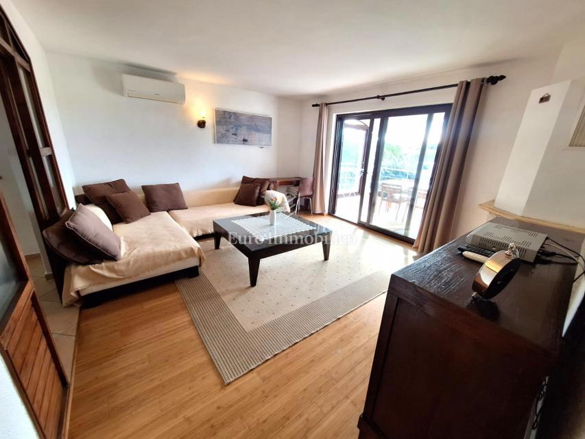 Punat, samostojna hiša z bazenom na dobri lokaciji