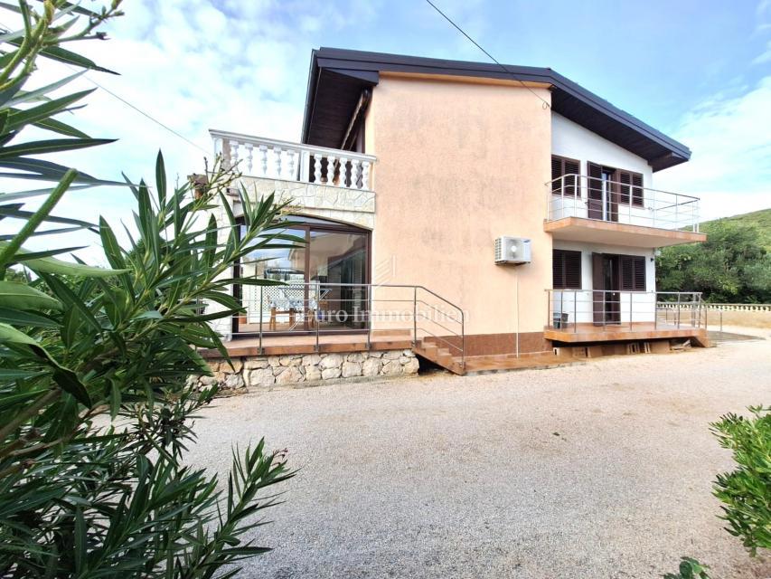 Punat, samostojna hiša z bazenom na dobri lokaciji