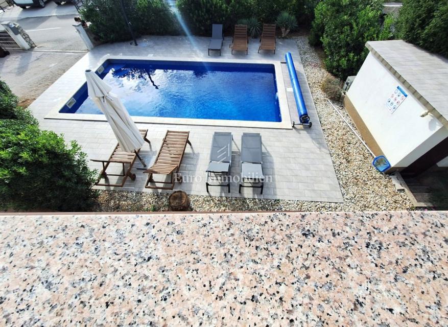 Punat, samostojna hiša z bazenom na dobri lokaciji