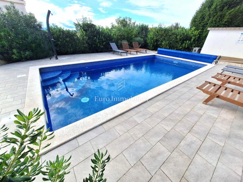 Punat, samostojna hiša z bazenom na dobri lokaciji