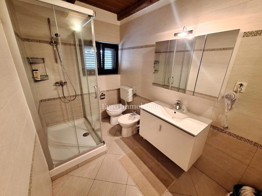 Punat, samostojna hiša z bazenom na dobri lokaciji