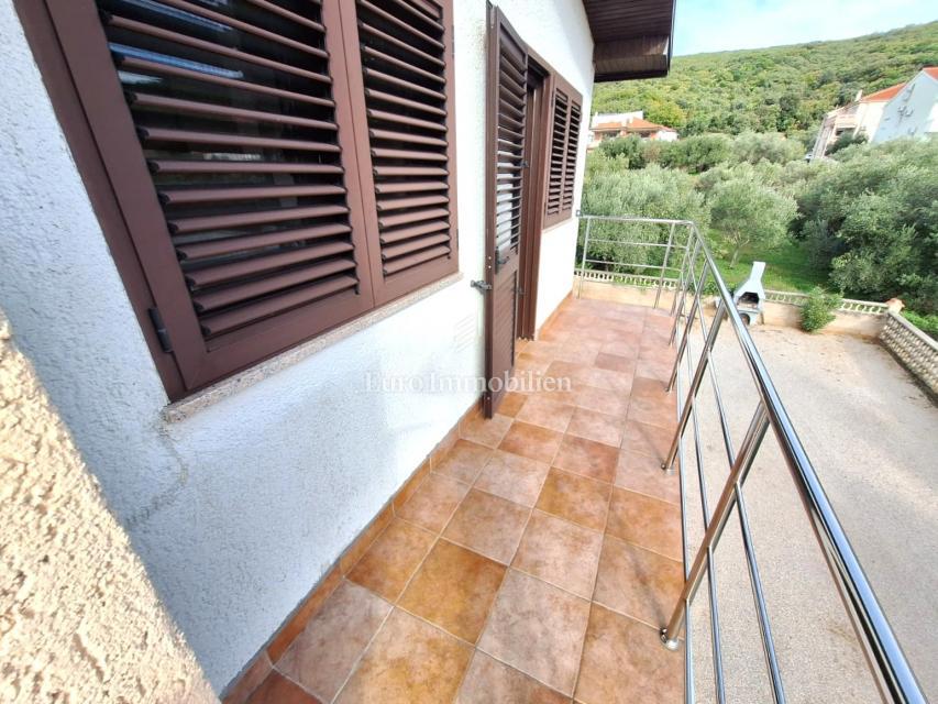 Punat, samostojna hiša z bazenom na dobri lokaciji