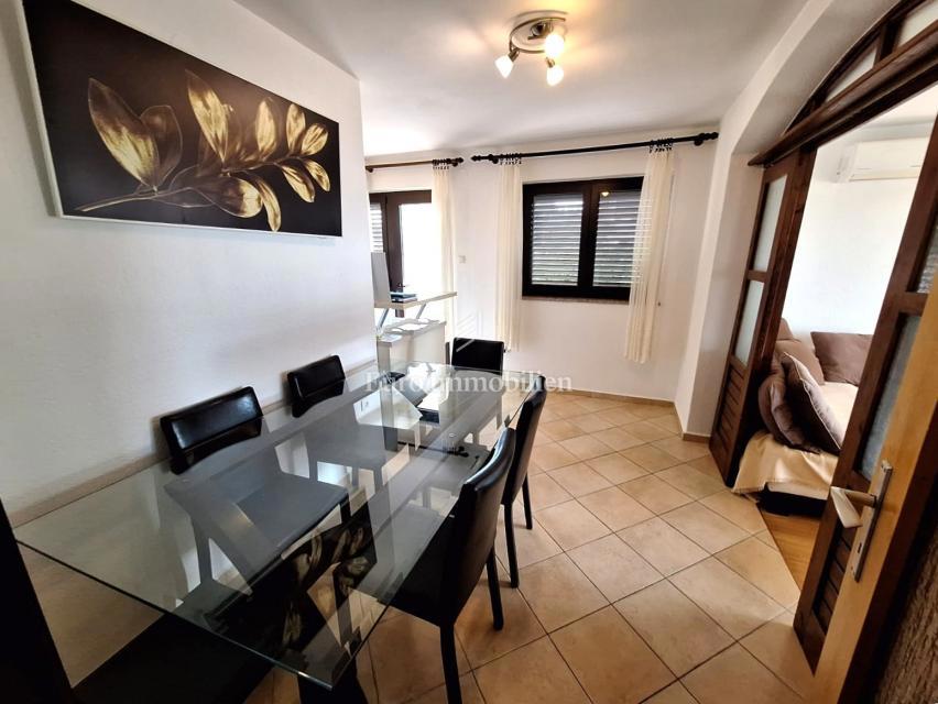 Punat, samostojna hiša z bazenom na dobri lokaciji