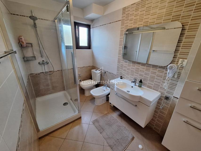 Punat, samostojna hiša z bazenom na dobri lokaciji