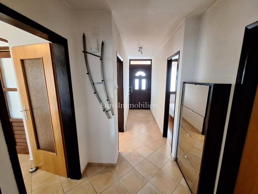 Punat, samostojna hiša z bazenom na dobri lokaciji