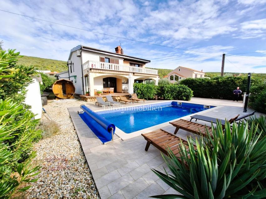 Punat, samostojna hiša z bazenom na dobri lokaciji