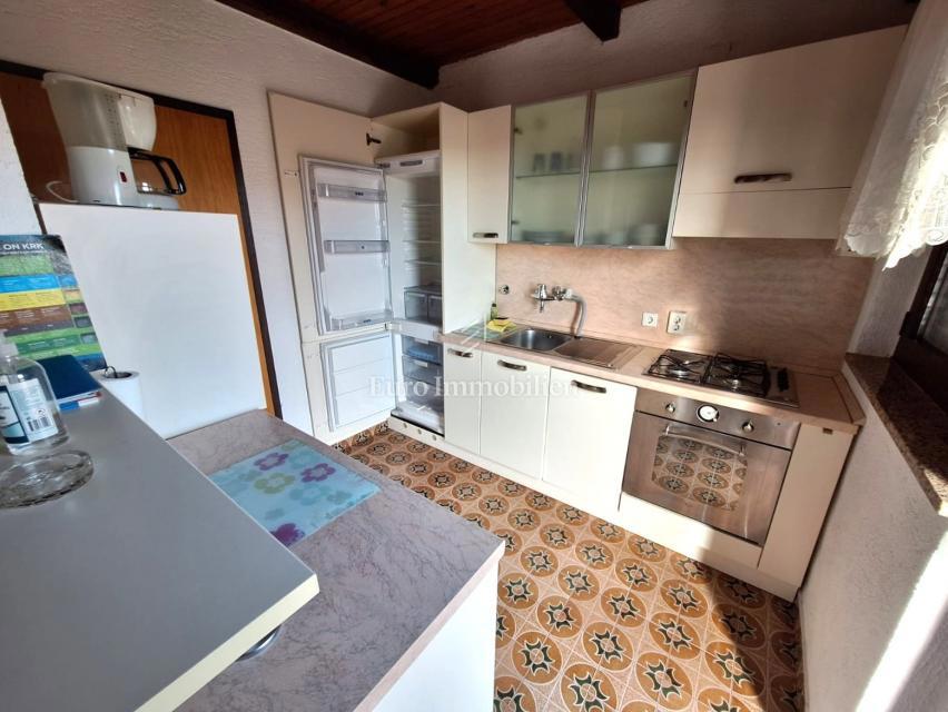 Punat, samostojna hiša z bazenom na dobri lokaciji