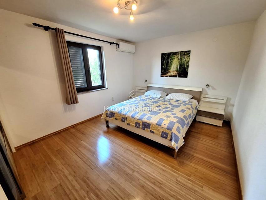 Punat, samostojna hiša z bazenom na dobri lokaciji