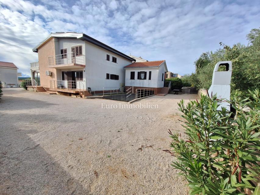 Punat, samostojna hiša z bazenom na dobri lokaciji