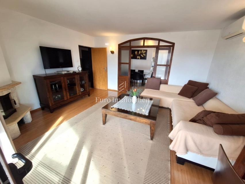 Punat, samostojna hiša z bazenom na dobri lokaciji