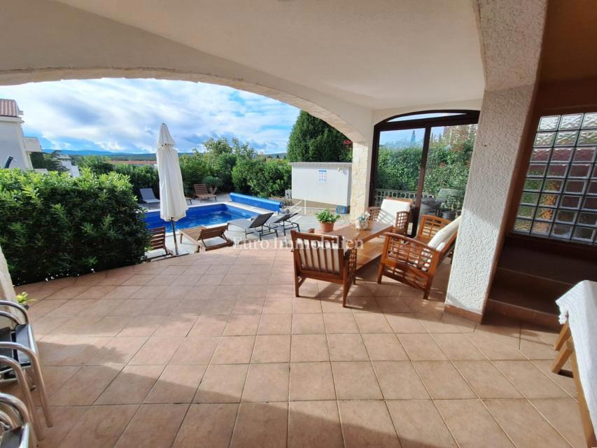 Punat, samostojna hiša z bazenom na dobri lokaciji