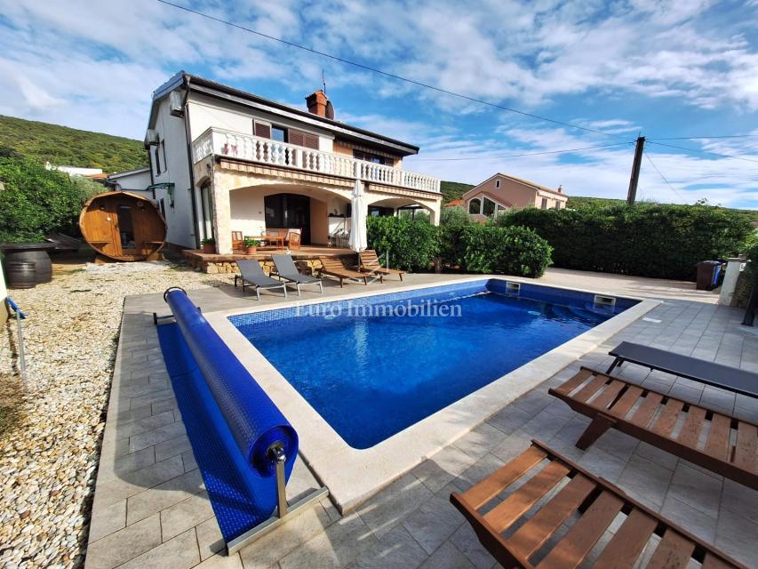 Punat, samostojna hiša z bazenom na dobri lokaciji