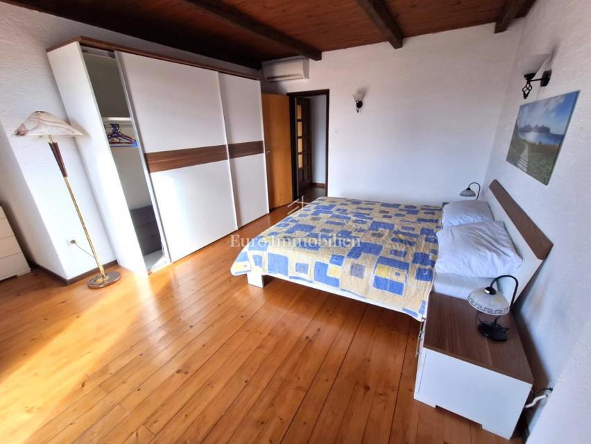 Punat, samostojna hiša z bazenom na dobri lokaciji