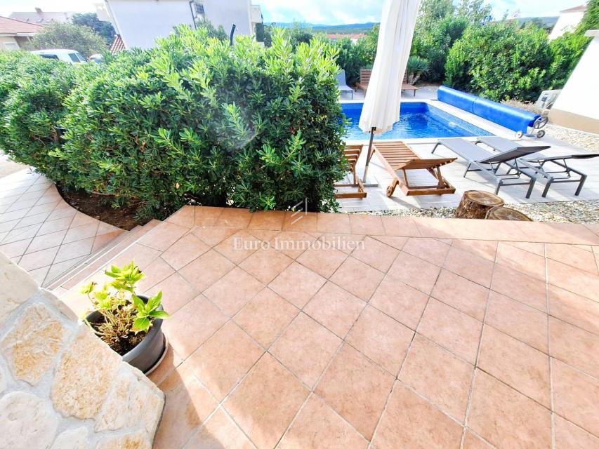 Punat, samostojna hiša z bazenom na dobri lokaciji