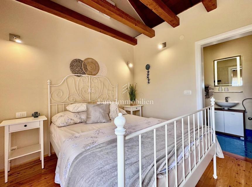 Dve Prenovljeni Kamniti Hiši z Bazenom