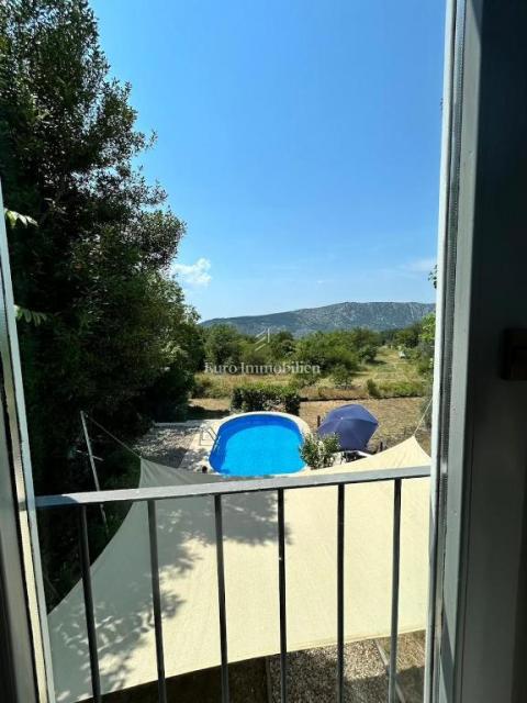 Dve Prenovljeni Kamniti Hiši z Bazenom