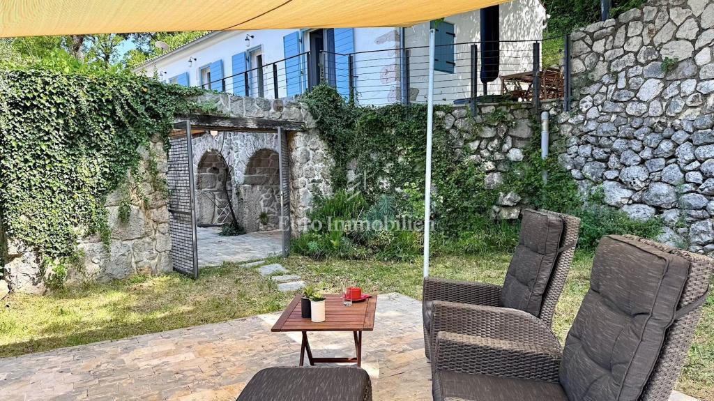 Dve Prenovljeni Kamniti Hiši z Bazenom