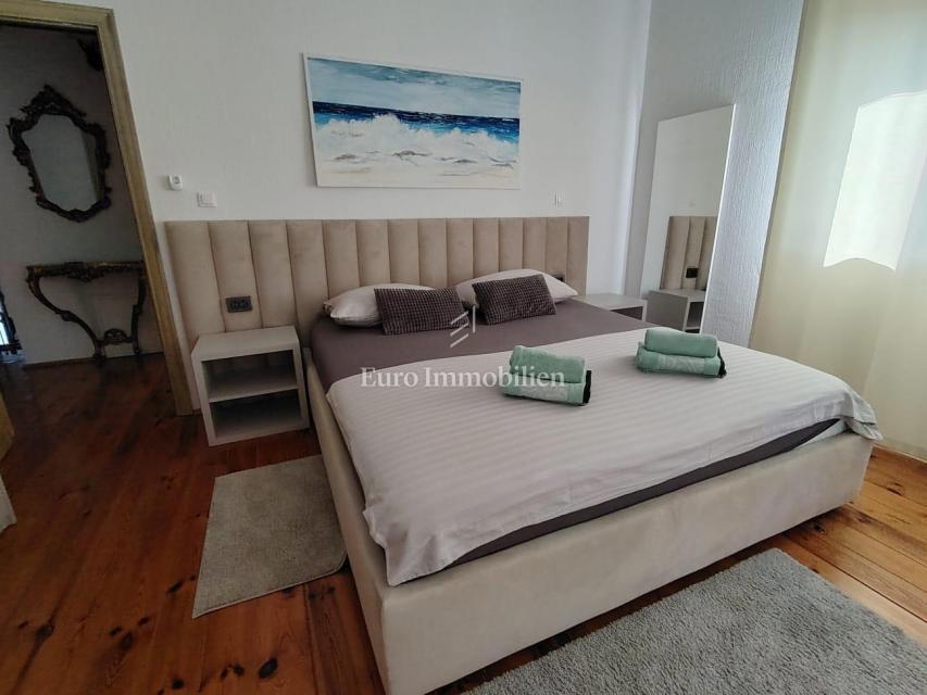 Istra, Svetvinčenat, kamnita hiša z bazenom