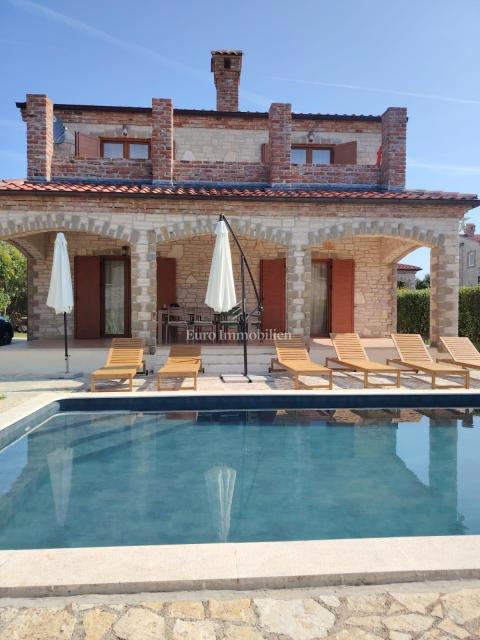 Istra, Svetvinčenat, kamnita hiša z bazenom