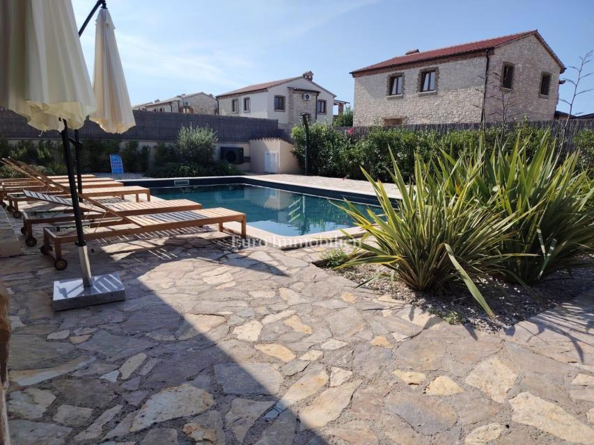 Istra, Svetvinčenat, kamnita hiša z bazenom