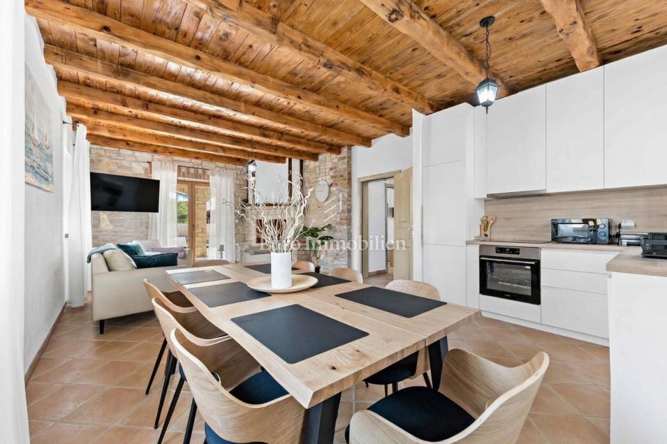 Istra, Svetvinčenat, kamnita hiša z bazenom