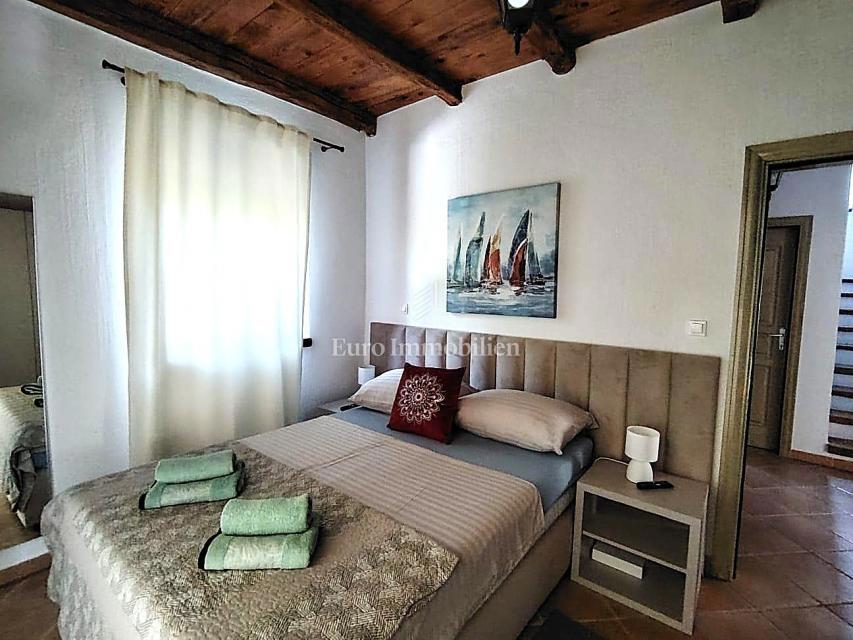 Istra, Svetvinčenat, kamnita hiša z bazenom