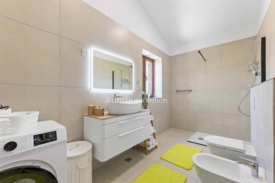 Istra, Svetvinčenat, kamnita hiša z bazenom