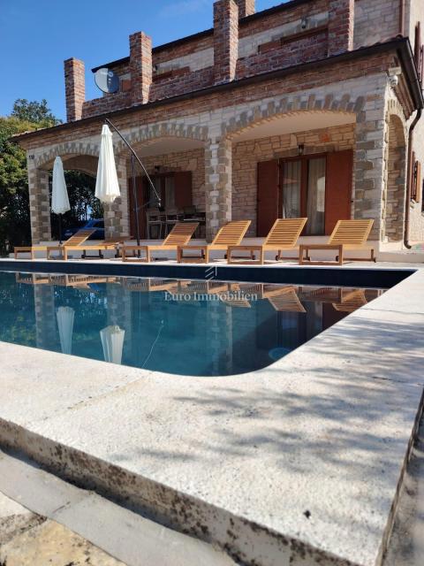 Istra, Svetvinčenat, kamnita hiša z bazenom