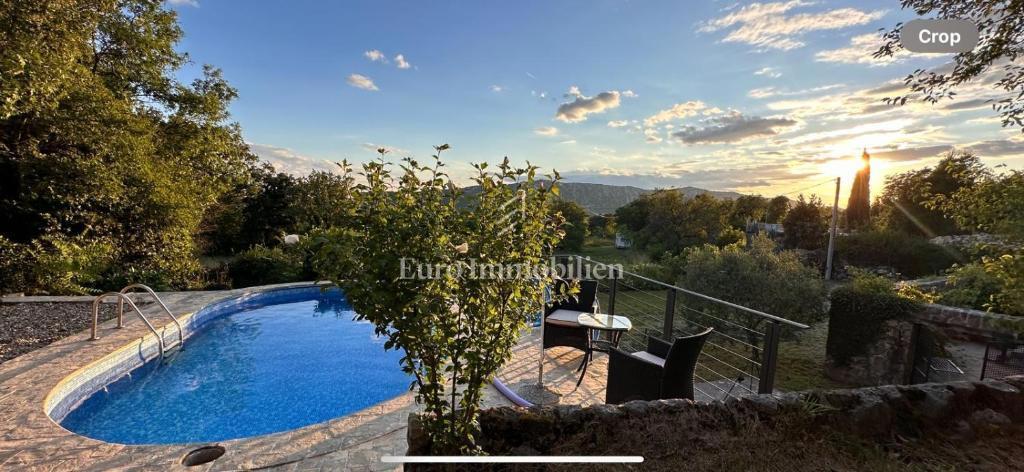 Dve Prenovljeni Kamniti Hiši z Bazenom