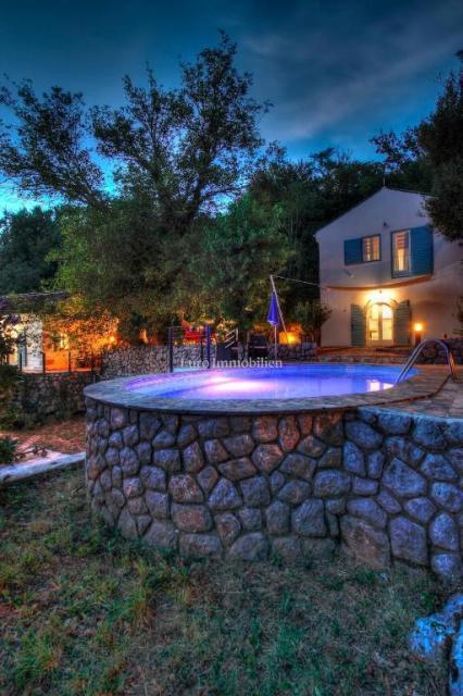 Dve Prenovljeni Kamniti Hiši z Bazenom