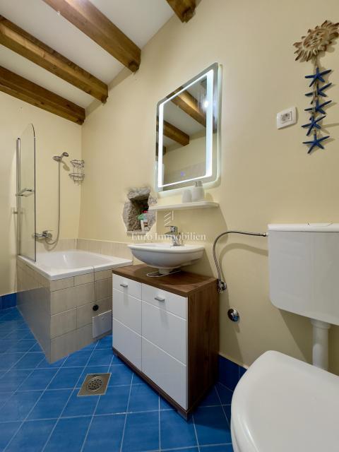 Dve Prenovljeni Kamniti Hiši z Bazenom