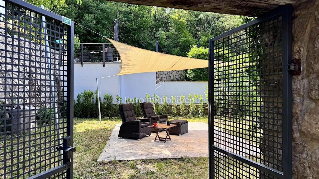 Dve Prenovljeni Kamniti Hiši z Bazenom