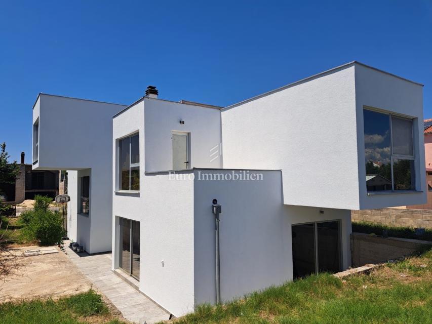 Moderna družinska hiša s terasami in vrtom